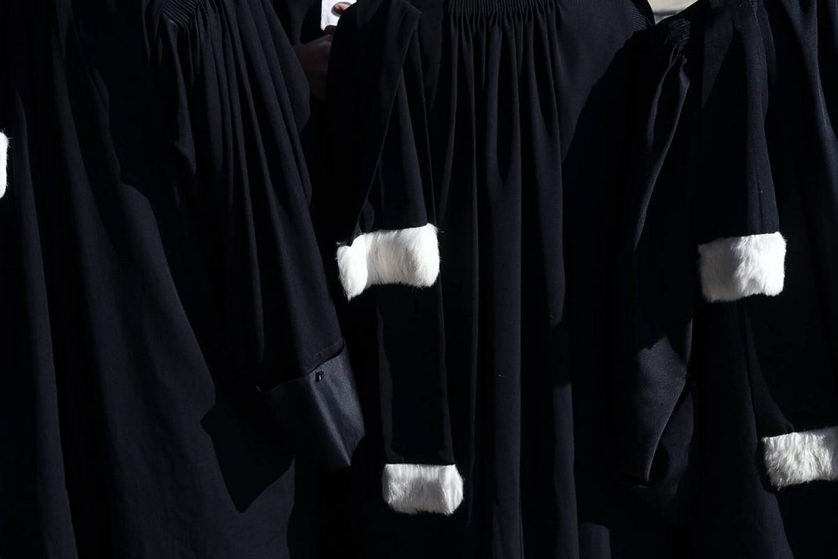 L’avocat n’a pas à justifier son mandat, même dans le cadre de l’exécution d’un marché public (notamment lors de la procédure d’établissement du décompte) :